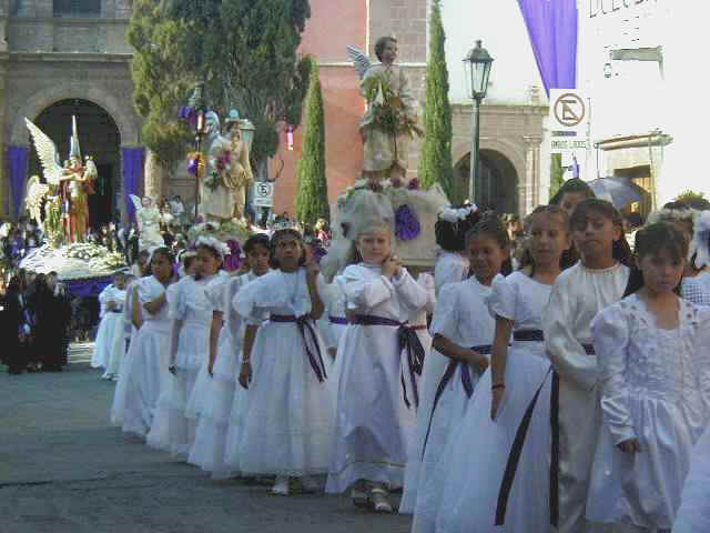 Nias vestidas de Angeles