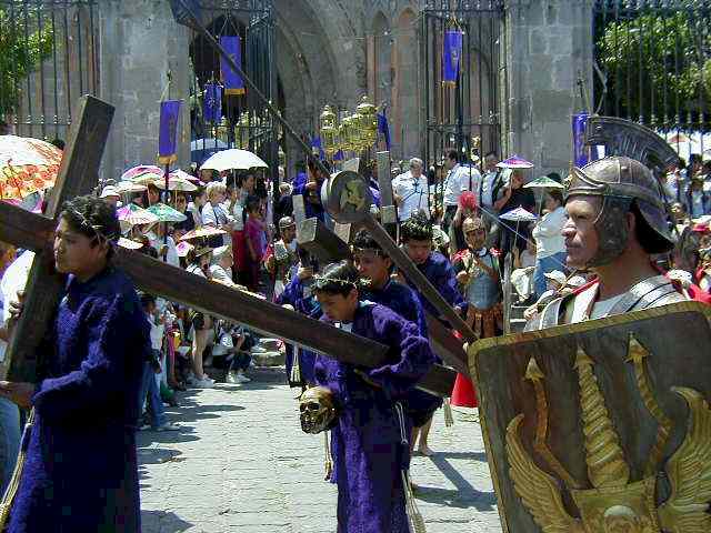 Devotos cargando la cruz