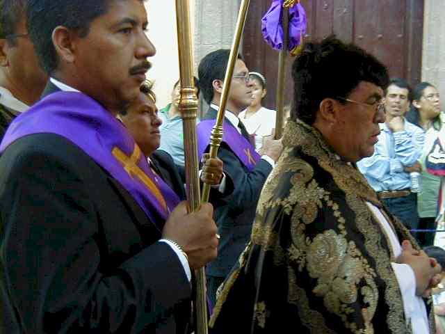 Dolientes con el sacerdote preposito